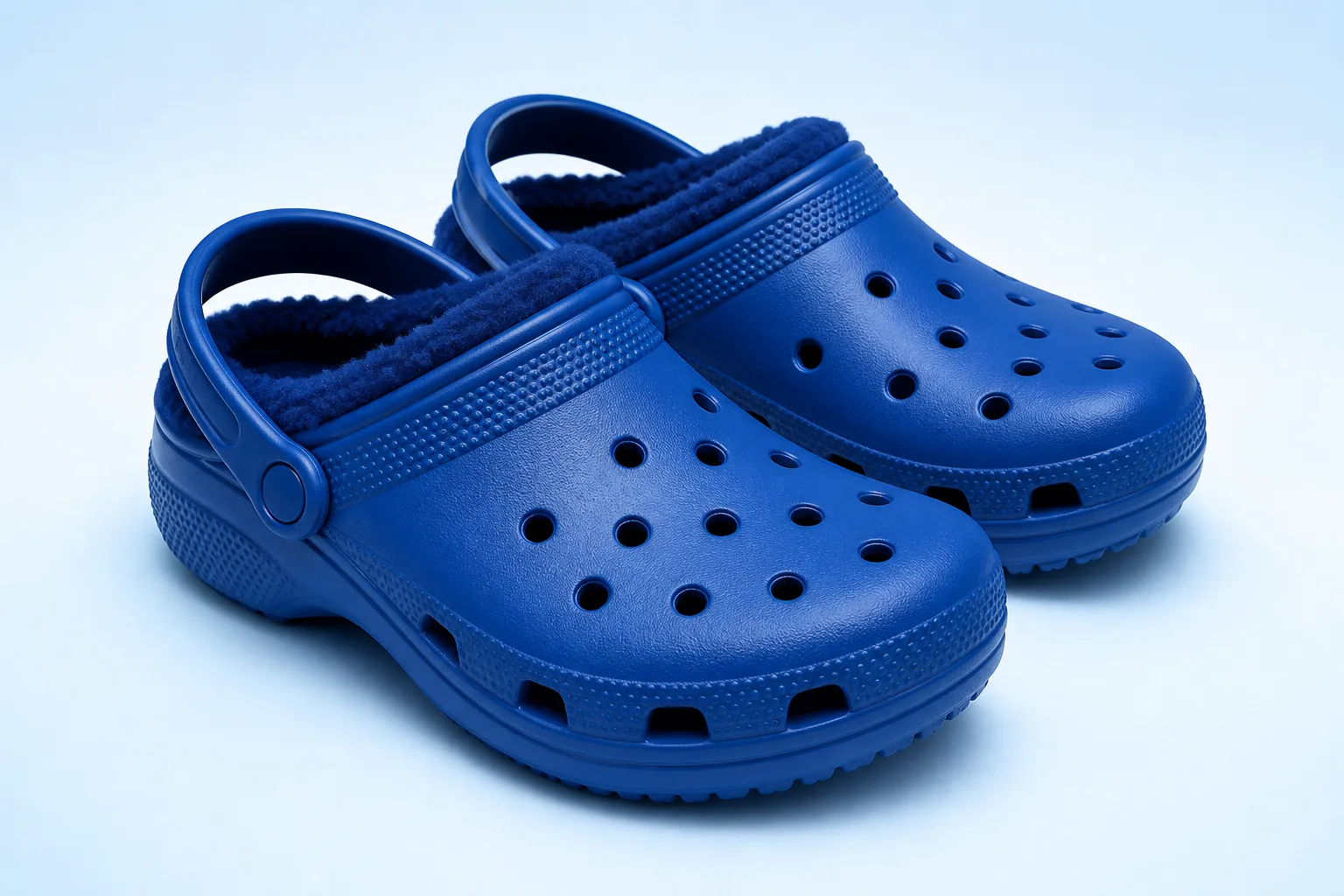 Lined clogs: the lining retains heat and moisture